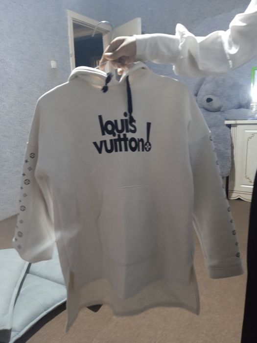 "Turli xil kiyimlar sotiladi - yangi va ishlatilgan, arzon narxlarda!"