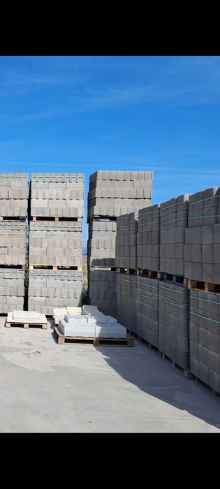 Бетонни тухли, колонки.