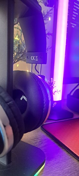 Два чифта слушалки едните са бежични