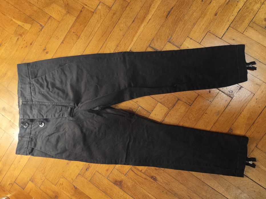 Два панталона на Pause