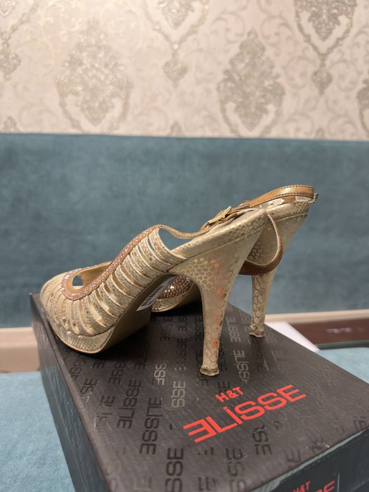 Вечерные босоножки со стразами