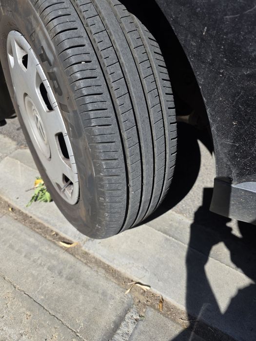 Vand set de 4 anvelope de iarna Nokian Tyres 195/65/R15 si 2 anvelope de vara Triangle 196/65/R15 rulate 1000 km si 4 jenti aferente