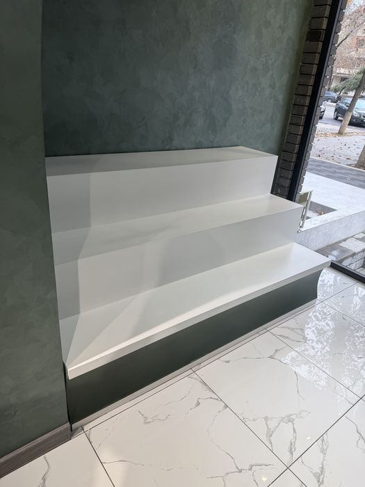 Витрина, этажерка, обордурлвание для магазина.