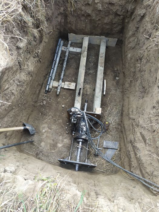 Гнб под канализацию. Прокол под дорогой. Горизонтальный бур для прокладки труб. Запуск пневмопробойника.