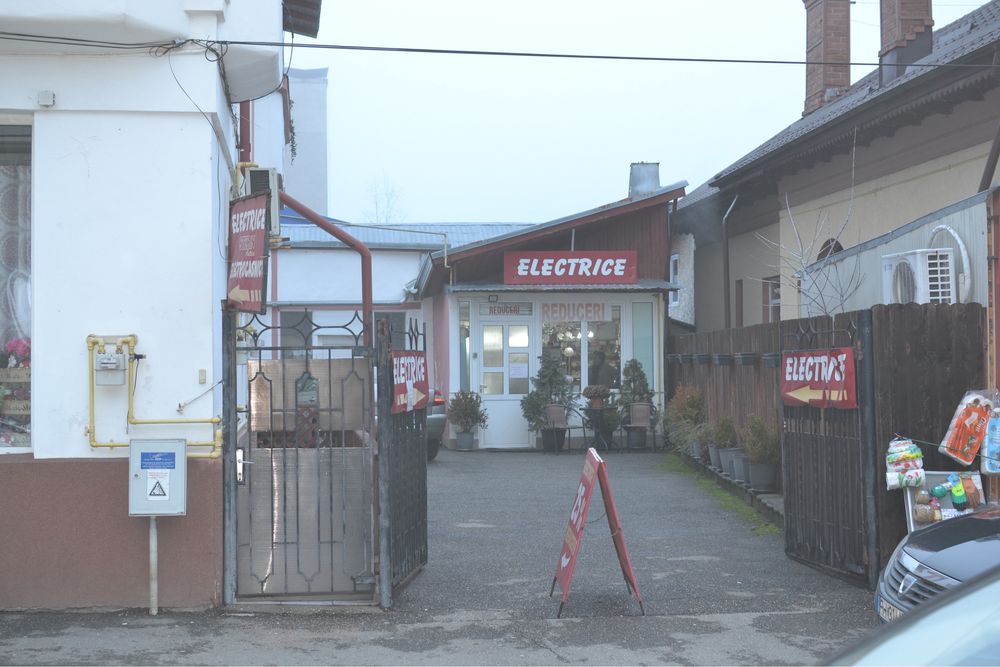 Apartament la casa, spatiu comercial si curte