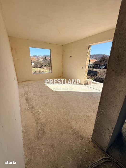 Casă pretabilă pentru 2 familii cu teren 434 mp.