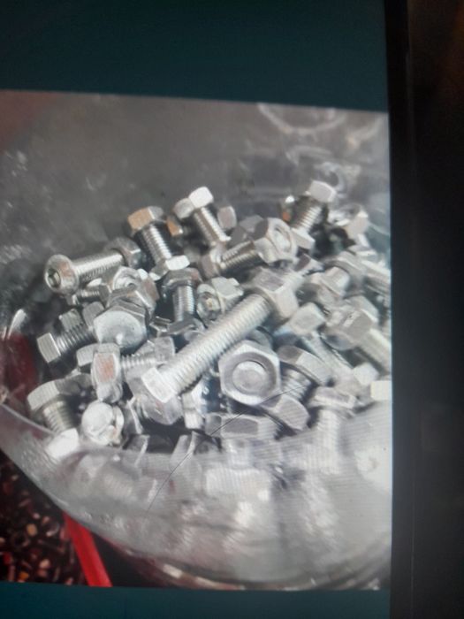 Șuruburi zincate șaibe piulite