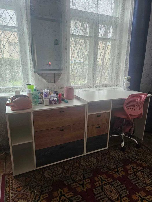 Мебель: школьный стол, шкаф детский и комод для взрослых или детей