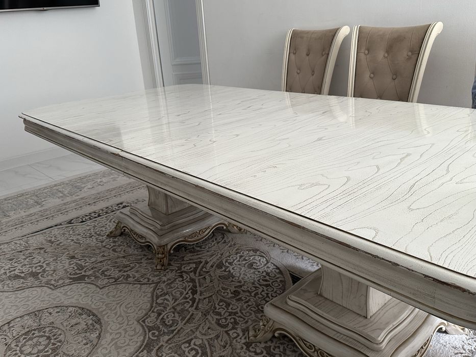 продается стол и 8 стульев