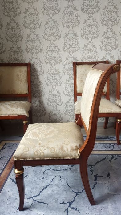 Деревянные стулья