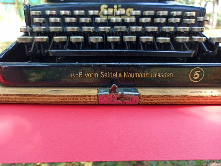 Немска ретро пишеща машина Ерика (Erika), Seidel & Naumann – КАТО НОВА