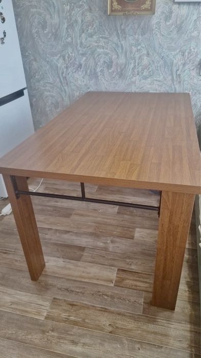 Больщой стол для кухни