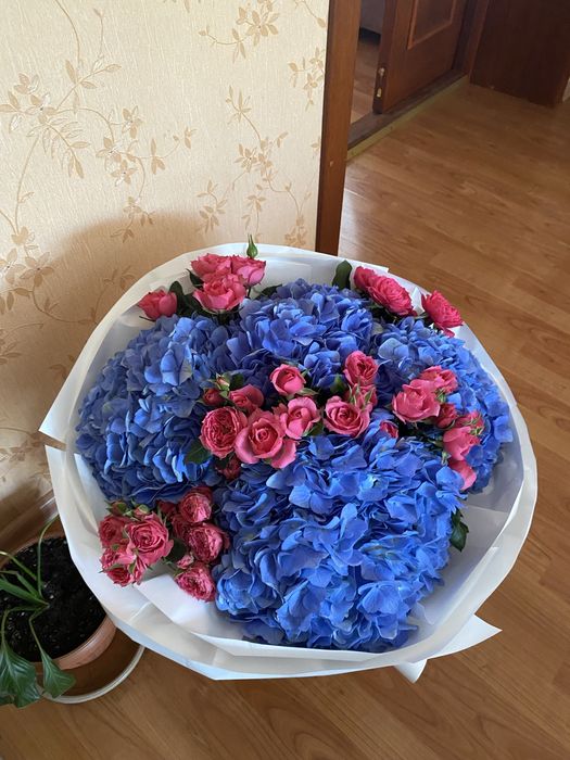 Букет из гортензии и кустовых роз