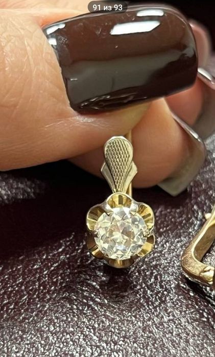 Ювелирные золотые серьги.