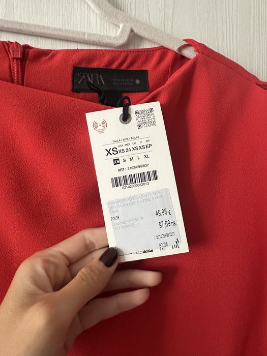 Асиметрична червена рокля ZARA