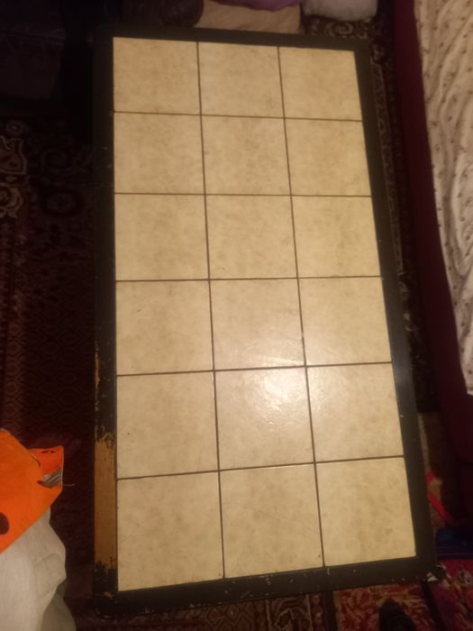 Masă cu sistem de ridicare și coborare