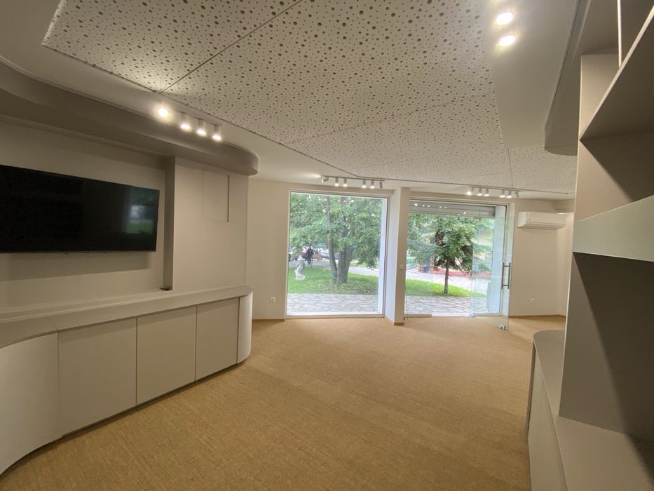 Дава се под наем Магазин в София, Център - 150 кв.м за 2000 € - Снимка #1