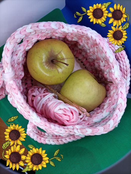 Плетен панер с дървено дъно