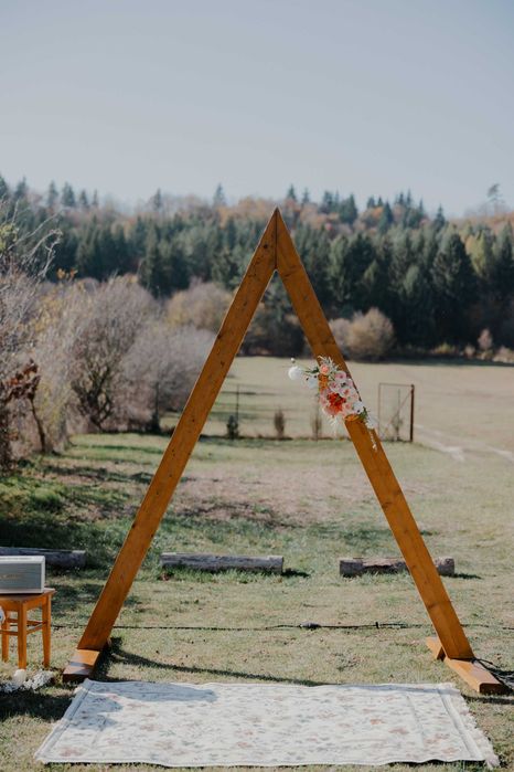 Arcadă A-frame din lemn pentru nuntă / evenimente – decor foto