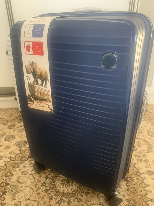 Продам новый чемодан