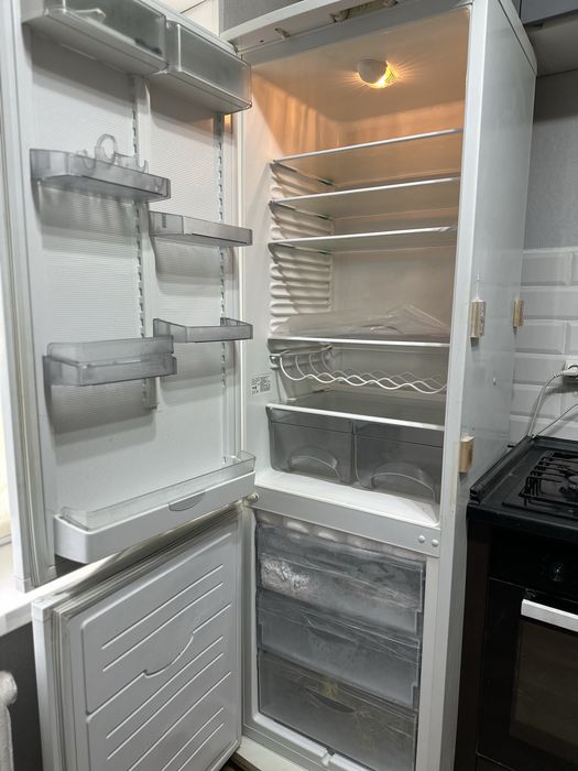 Продам Холодильник Атлант