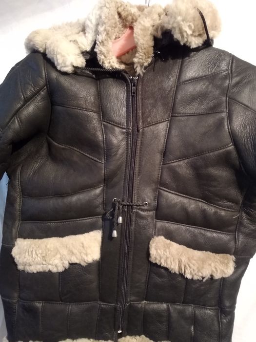 Детско палто от естествена кожа.