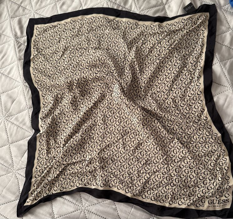 Елегантно шалче Guess