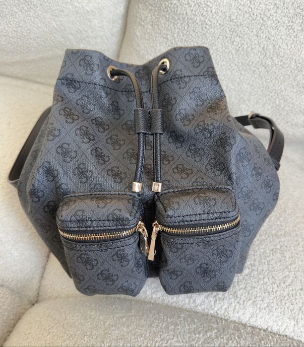 Дамска раница GUESS