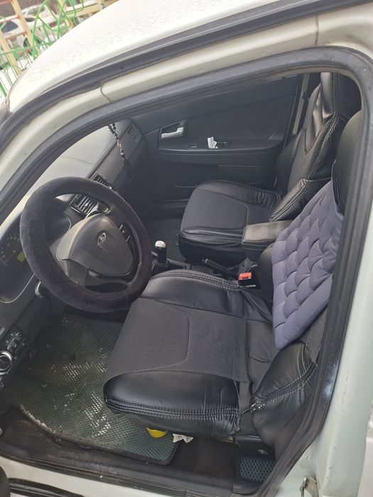 Приора белого цвета 2013 года