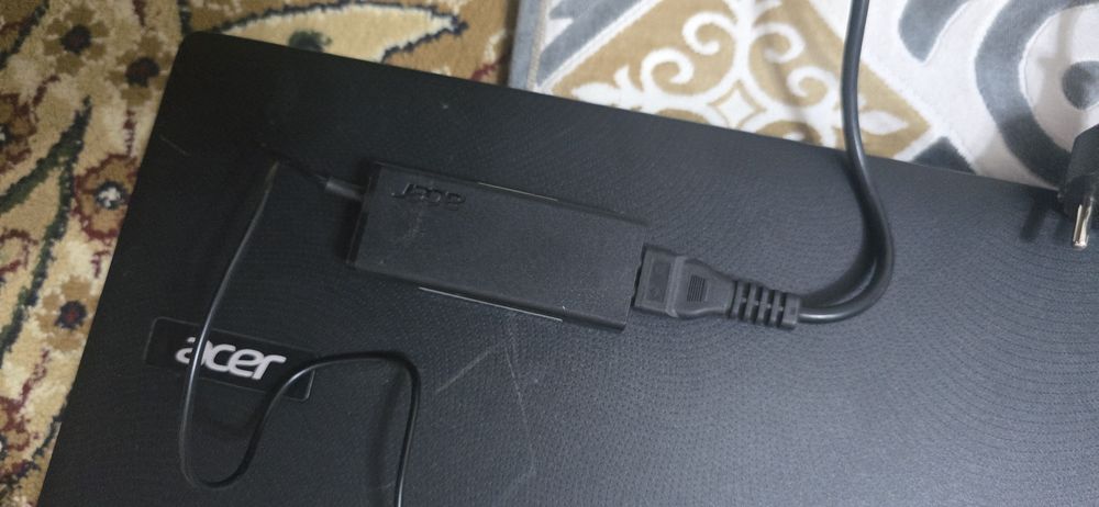 Асер ноутбук 2020 года в отличном состоянии работает только от сети