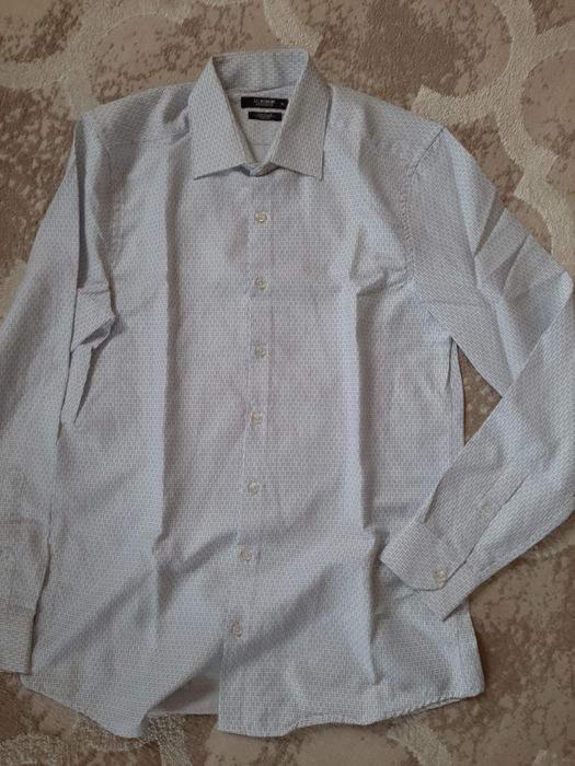 Рубашки белые голубые