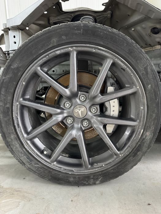 Tesla 3 r18 Жданти с гуми