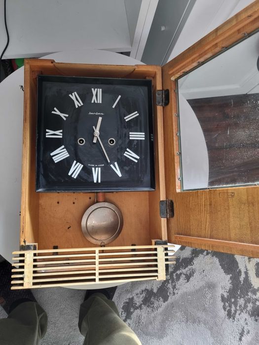 Стенен часовник Янтар