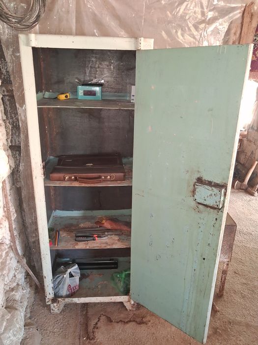 Катта цейф сотилади.