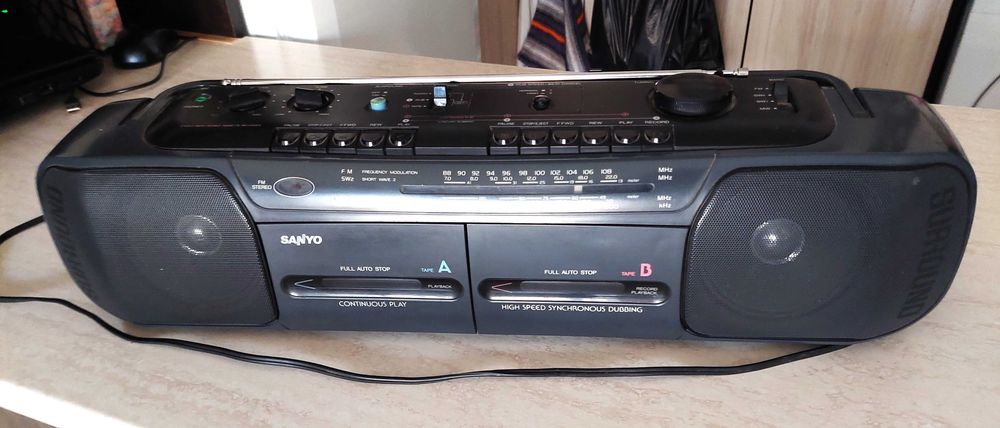 Двукасетъчен радиокасетофон SANYO