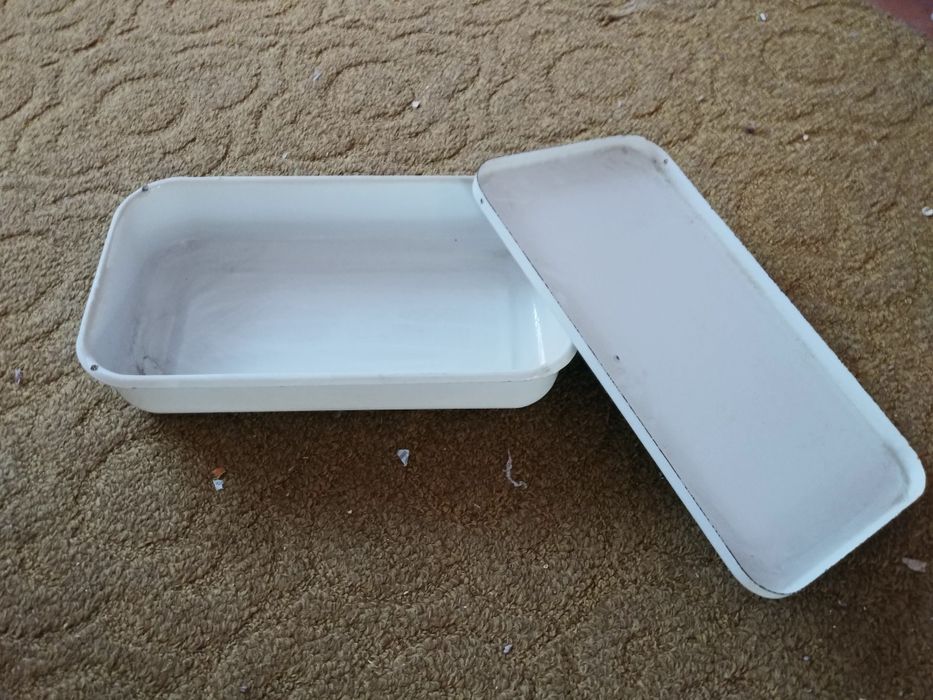 Эмалированный контейнер с крышкой