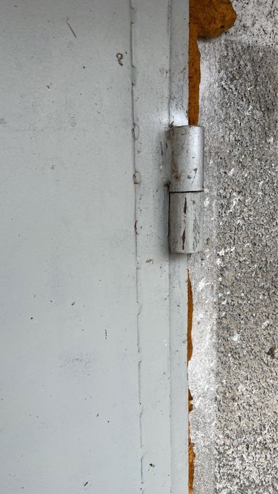 Масивна метална врата