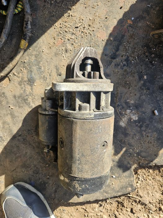 Usa  capotă  grilă faruri pompă  de injecție  si electromotor  Ford Transit 2,5 an 1994