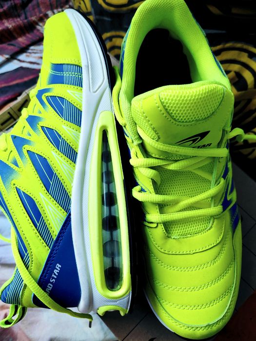 Adidași Road Star.