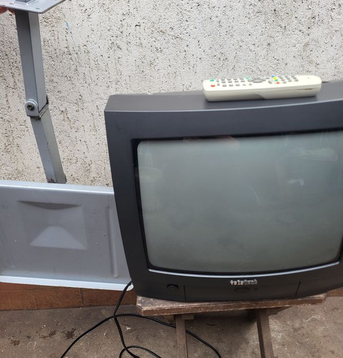 Vând tv mic cu suport