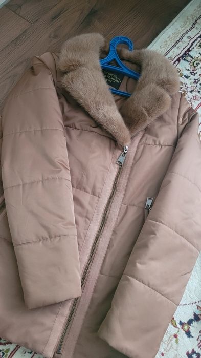 Продам  куртку  тёплую с натуральный норкой на воротник, размер 44,