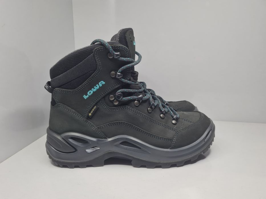 Обувки Lowa Renegade Gtx Mid

Чисто нови без кутия. 

Размер 39 1/3 ст