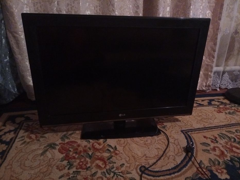 Телевизор LG пульт +кабель в подарок