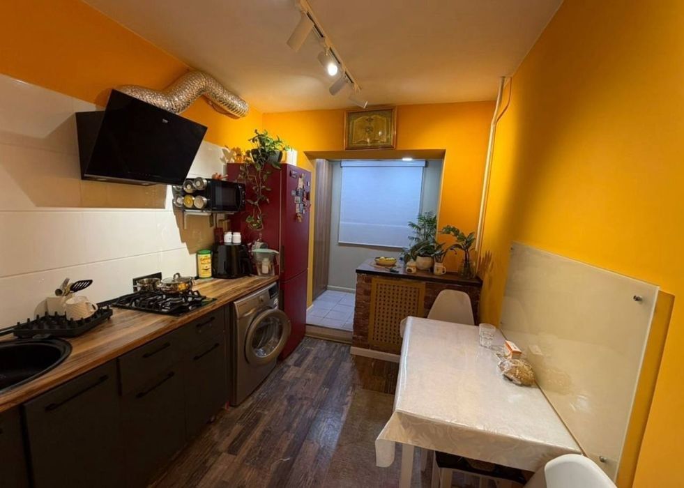 Срочно Продаётся ЮРаджабий 1/4/4 с мебелью техникой ремонт хороший !