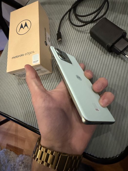Продавам Motorola edge 40neo