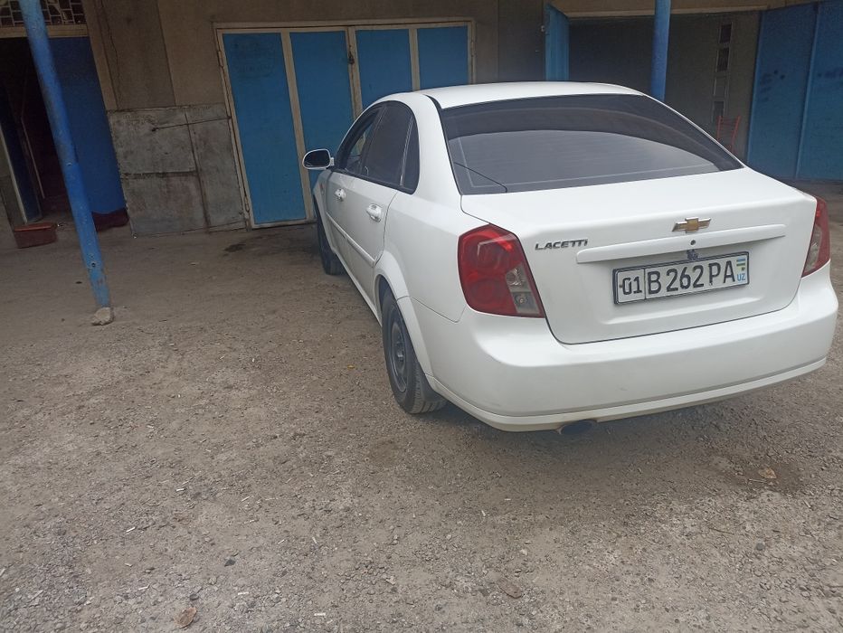 Lacetti 1.8 srochna sotiladi
