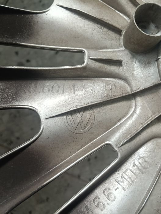 2 Capace roti originale VW R15 in stare foarte bună. Amândouă la 80 lei.