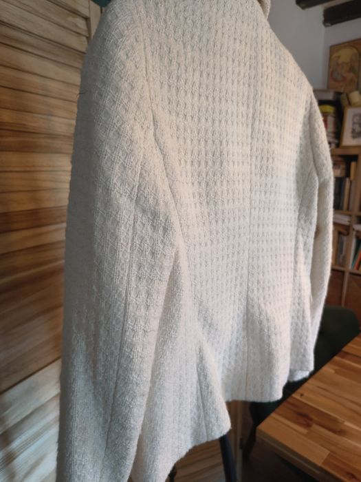 Zara, sacouri noi fără etichetă albe , elegante.