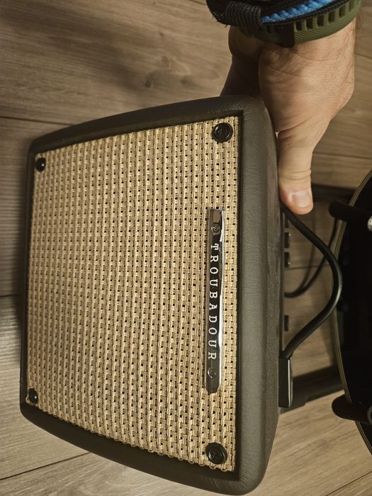 Vând chitara electro-acustica CRAFTER