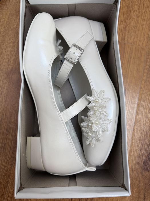 Pantofi eleganti pentru fete/ de Prima Împărtășan